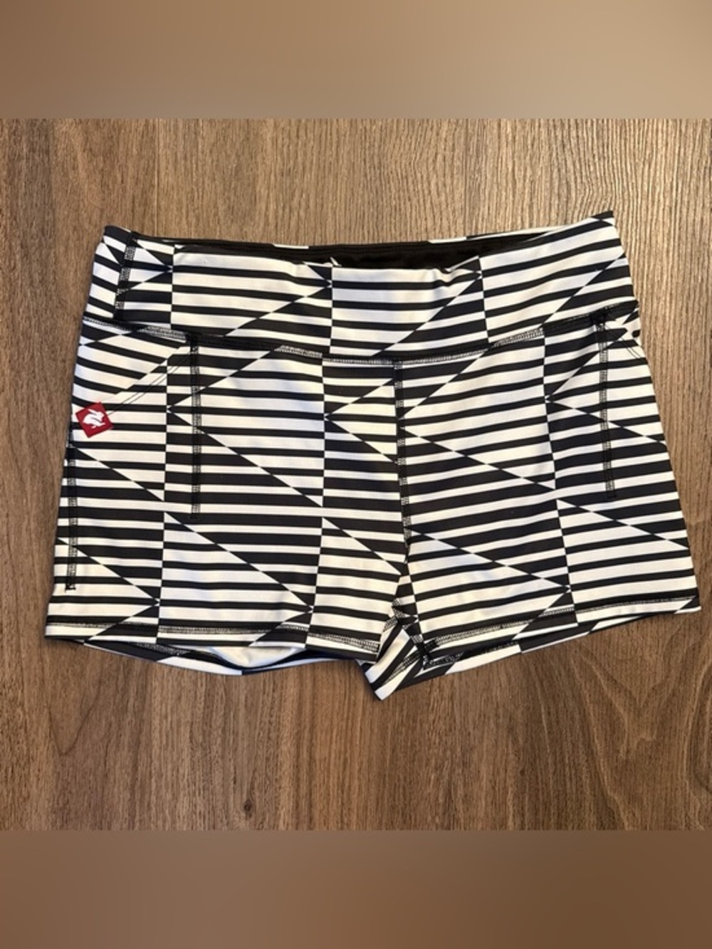 RABBIT Women’s Black & White Geometric Athletic Shorts WITH POCKETS SIZE LARGE